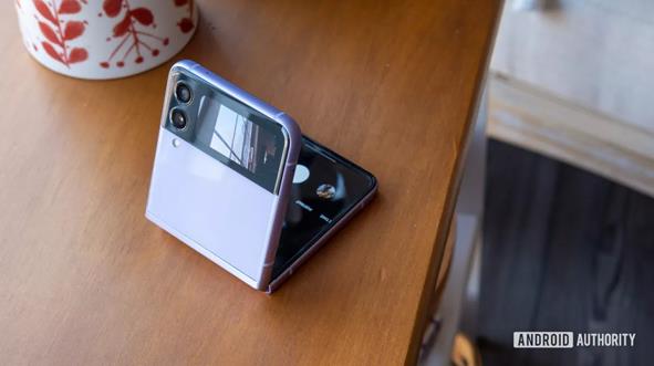 三星旗舰Galaxy Z Flip4曝光：电池容量仅3400mAh 老外失望了