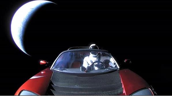 延期四年后！特斯拉终于带车主上“太空” 一人一张照片