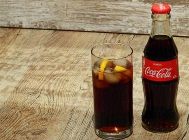 可口可乐推出不会掉的瓶盖：厂家良苦用心被网友吐槽